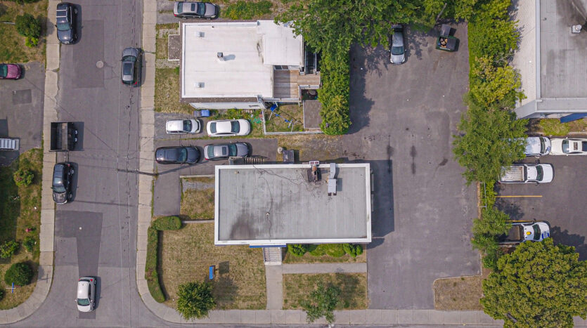 Commercial à vendre sur Curé-Poirier O