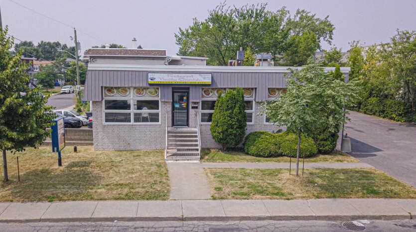 Commercial à vendre sur Curé-Poirier O