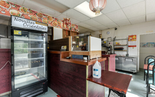 Commercial à vendre sur Curé-Poirier O