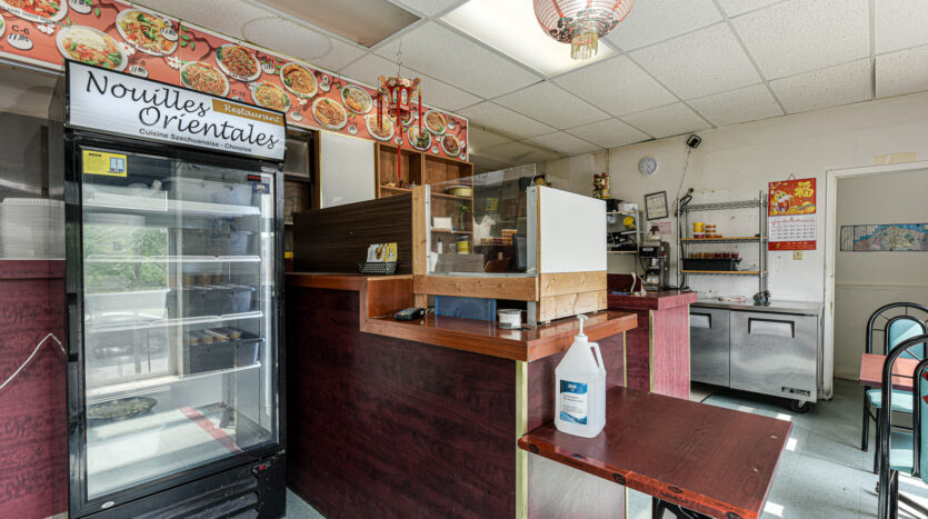 Commercial à vendre sur Curé-Poirier O