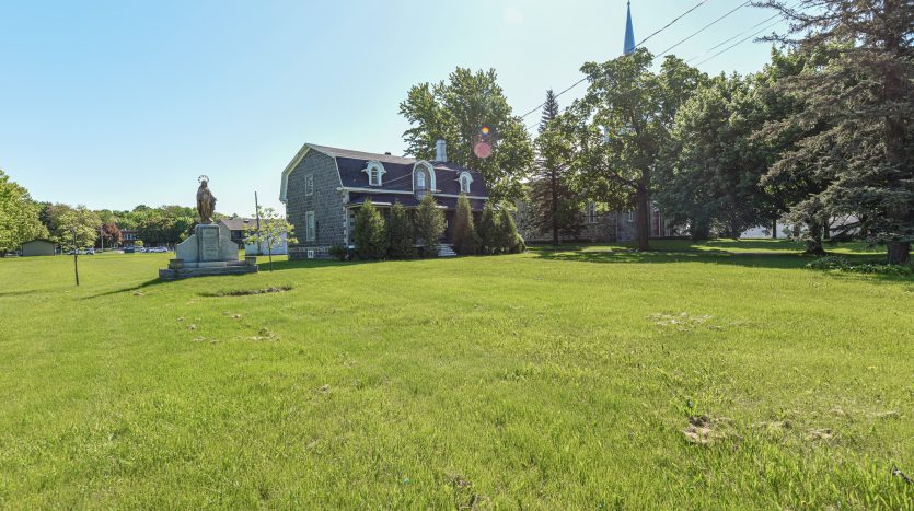Terrain à vendre au cœur du village de Mont-Saint-Grégoire – rue Saint-Joseph